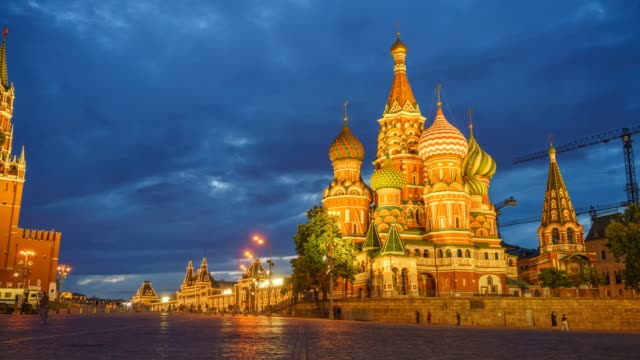 Kremlin-de-Moscú-y-catedral-de-albahaca-al-atardecer,-timelapse-de-la-transición-día-a-noche
