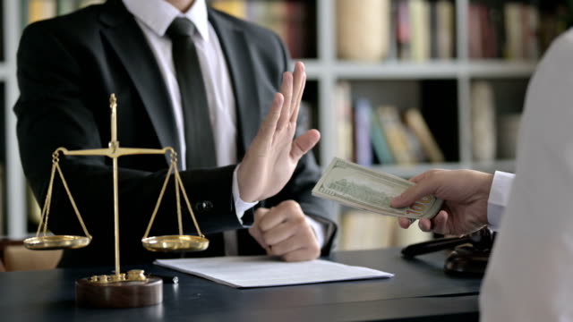 De-cerca-Shoot-of-Lawyer-Hand-Sign-to-Refuse-taking-Money
