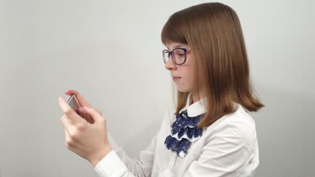 Schulmädchen-in-Brille-SMS-in-sozialen-Netzwerken-mit-Freunden