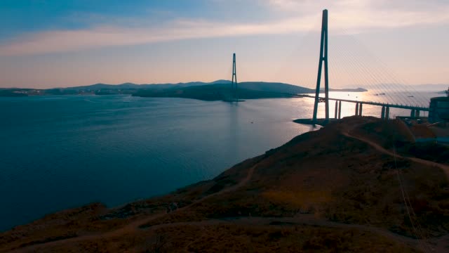 Paisaje-marino-con-vistas-al-puente-ruso.-Vladivostok,-Rusia