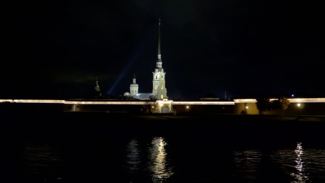 ruhiger-Blick-auf-die-Peter-und-Paul-Festung-in-Sankt-Petersburg-in-der-Nacht