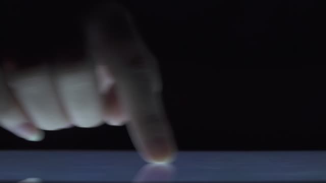 Nahaufnahme-Finger-berühren-Tablet-Computer-Touchscreen