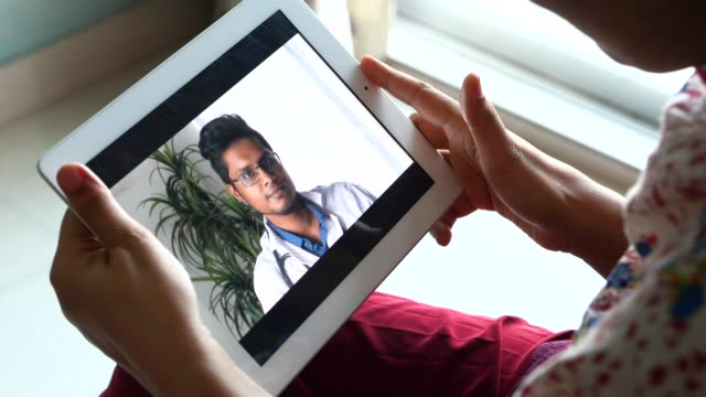 Online-Konsultation-mit-Arzt-auf-digitalem-Tablet