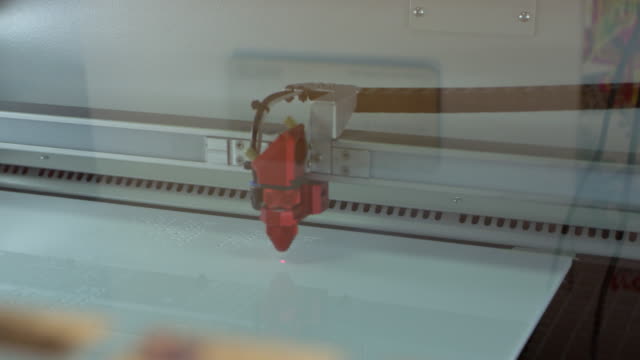 Ein-Laserschneider-in-Betrieb-in-einem-3D-Drucklabor,-auf-R3D-geschossen