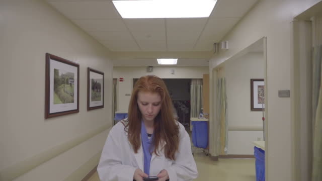 Krankenschwester-mit-Smartphone-im-Krankenhaus