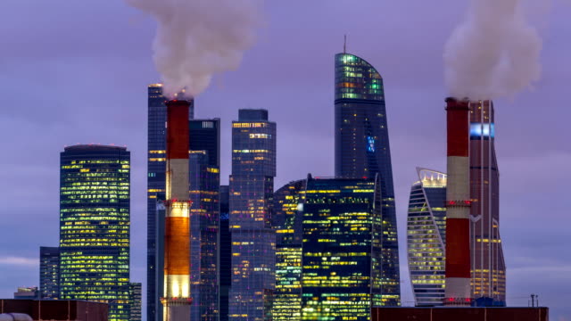 Rascacielos-de-la-ciudad-de-Moscú-en-el-día-de-invierno-a-la-noche-timelapse