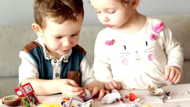 niedliche-kleine-Kinder-mit-kinder-Überraschungseier-und-Spielzeug