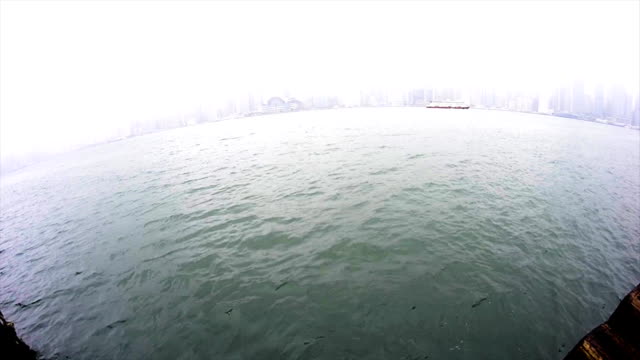 Vista-de-skyline-de-Shanghai-Pudong-desde-el-Bund---que-es-una-de-las-Top-diez-atracciones-de-Shanghai-en-Shanghai,-China.-Negocios-de-Shanghai.-Puerto-de-mar