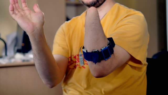 Behinderte-Mensch-mit-der-Amputierten-Hand-mit-bionischen-Sensor-für-Computersteuerung.-4K.
