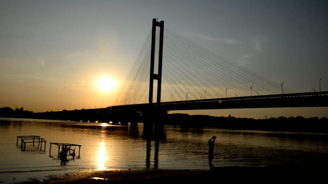 Fluss-und-Brücke.-Die-meisten-bei-Sonnenuntergang
