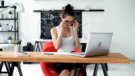 Nette-Frau-im-trendigen-Büro-arbeiten