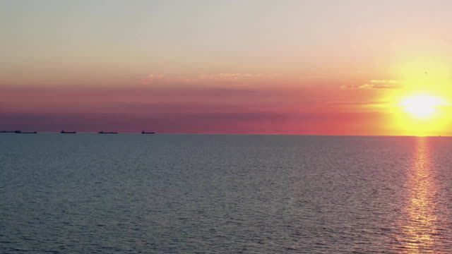 Aerial-Shot-schönen-Sonnenuntergang-über-dem-Meer
