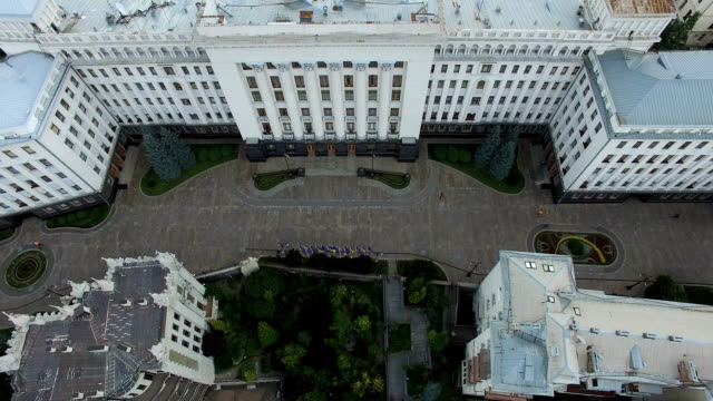 Administración-presidencial-casa-con-vistas-del-paisaje-urbano-de-quimeras-de-Kiev-en-Ucrania