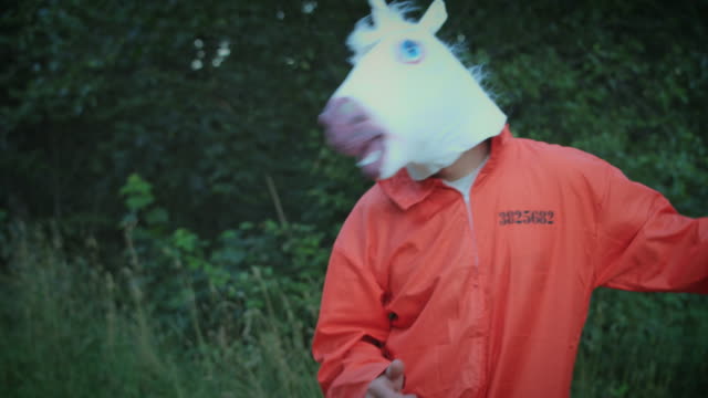 4K-Halloween-hombre-con-máscara-de-caballo-unicornio-bailando