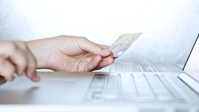 Pagando-con-tarjeta-de-crédito-en-línea,-compras