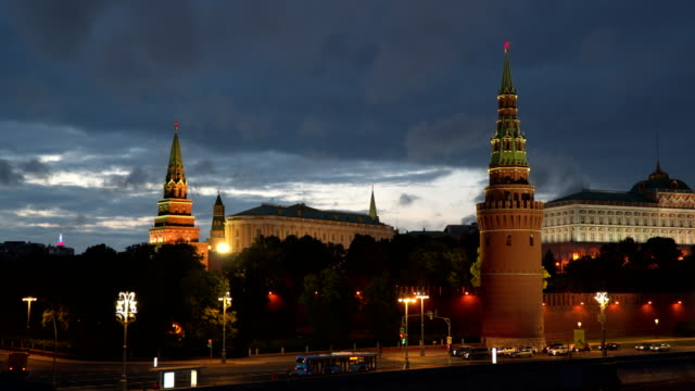 Torres-del-Kremlin-de-Moscú-en-la-noche.-Moscú,-Rusia