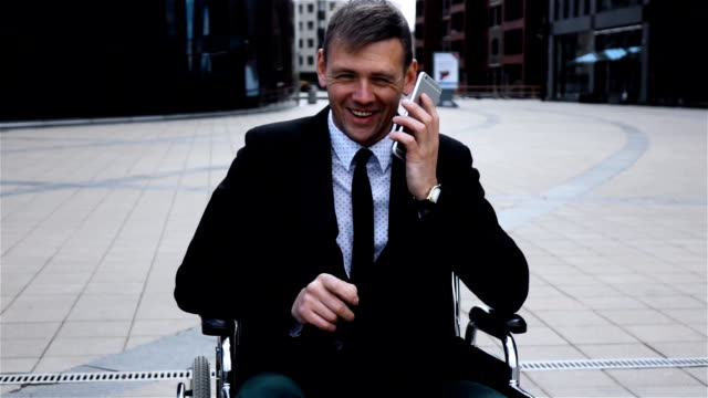 Behinderte-ungültig-Geschäftsmann-sprechen-per-smartphone