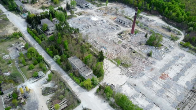 Ruinen-der-zerstörten-Gebäude-oder-Gelände