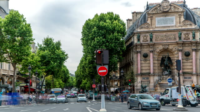 Vista-a-la-calle-de-la-plaza-Saint-Michel-con-la-antigua-fuente-timelapse,-París