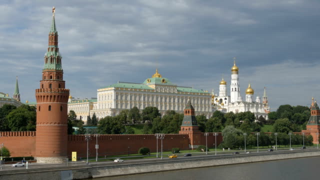 El-Kremlin-y-un-río-en-el-día-de-verano---Moscú,-Rusia