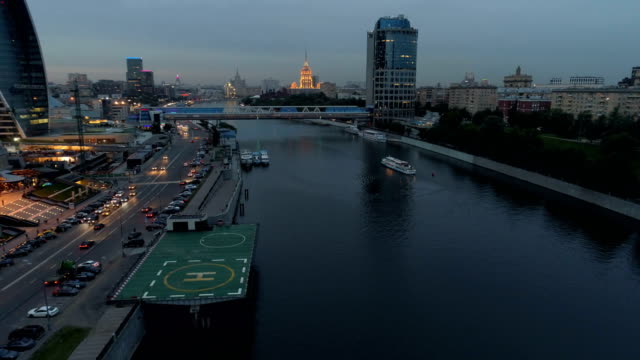 Vista-nocturna-del-terraplén-del-río-Moscú,-zona-de-aterrizaje-del-helicóptero.-4K.