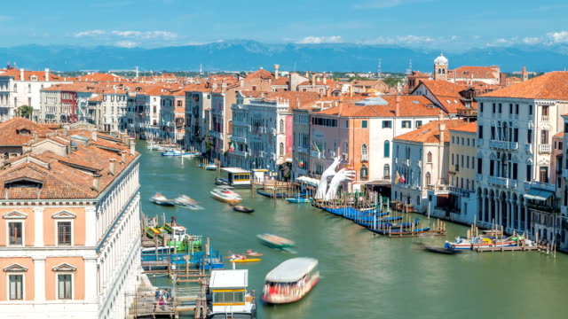 Vista-superior-en-canal-central,-ocupado-en-timelapse-Venecia,-en-ambos-lados-las-obras-maestras-del-arquitectura-veneciana