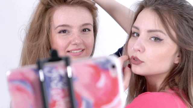 Slow-Motion-von-zwei-Mädchen-machen-Selfie