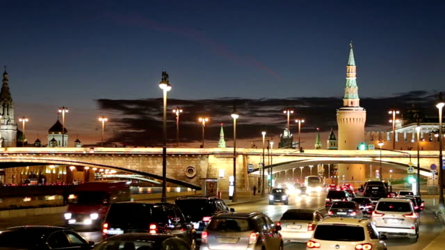 Night-traffic-on-the-Moskvoretskaya-Embankment-near-the-park-Zaryadye-in-Moscow,-Russia
