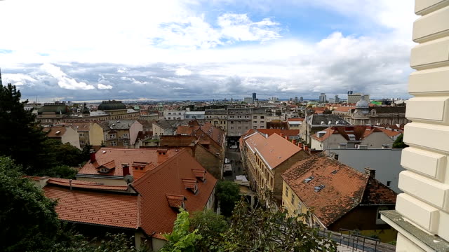 Impresionantes-vistas-sobre-los-tejados-y-calles-estrechas-de-la-hermosa-ciudad-de-Zagreb