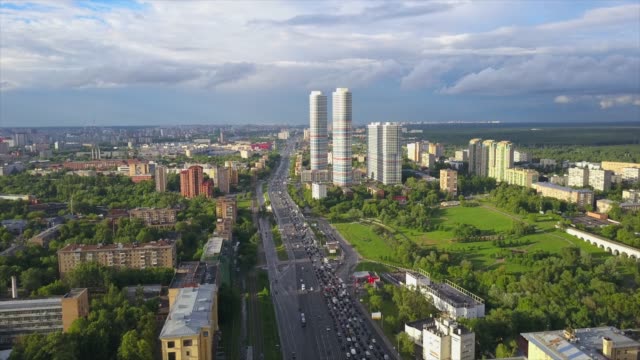 Rusia-día-soleado-Moscú-paisaje-urbano-tráfico-prospect-mira-aérea-panorama-4k