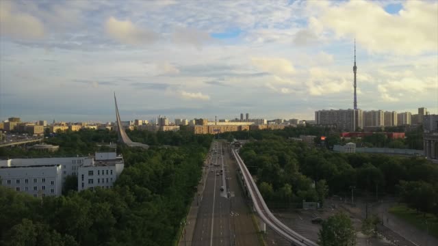 Russland-sonnigen-Tag-Moskau-Stadtbild-Verkehr-Prospekt-Mira-aerial-Panorama-4k