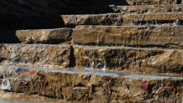 El-agua-fluye-a-través-de-los-pasos-antiguos-de-piedra
