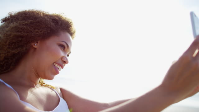 Voluptuosa-mujer-afroamericana-de-vacaciones-tomando-selfie