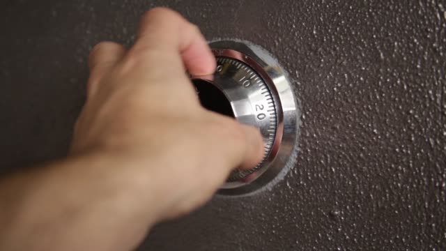 Hand-turning-a-safe-combination-lock
