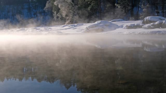 Rápido-movimiento-ahombre-y-vapor-sobre-el-agua-de-lagos-en-Altai-río-Katun