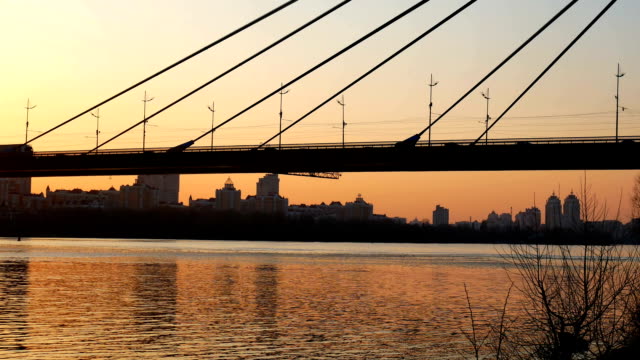 Puente-Río-de-puesta-de-sol