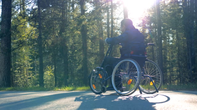 Patienten-in-einem-speziellen-Rollstuhl.