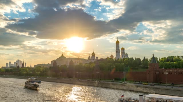 Moscú-ciudad-horizonte-timelapse-atardecer-en-la-Plaza-del-Kremlin-Palacio-rojo-y-el-río-Moscova,-Moscú-Rusia-4K-Time-Lapse