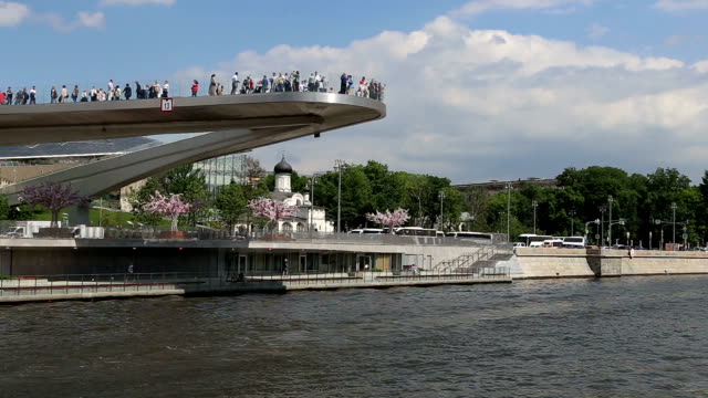 Floating-bridge-of-Zaryadye-park-on-Moskvoretskaya-Embankment-of-Moskva-River-in-Moscow,-Russia.-Shooting-from-a-tourist-pleasure-boat