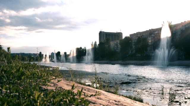 Kiew,-Ukraine.-Brunnen-am-Ufer-des-Flusses