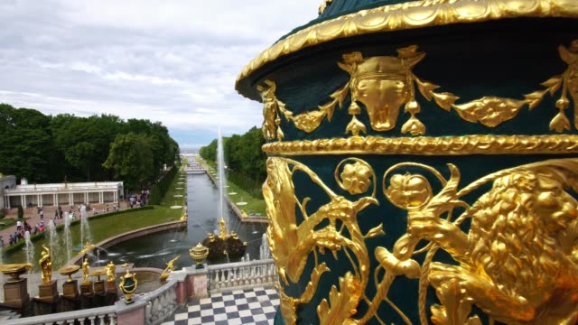 Kamerafahrt-zeigen-Grand-Palace-Brunnen-Park-in-Peterhof,-Sankt-Petersburg,-Russland