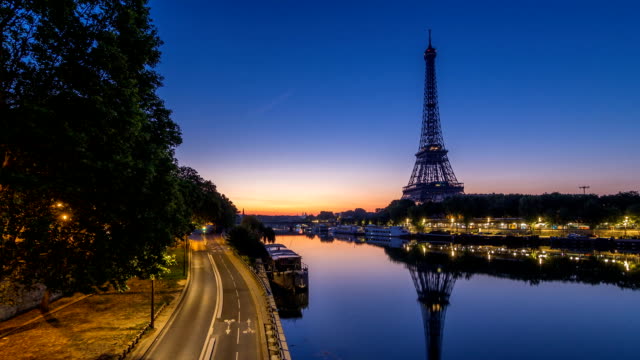 Torre-Eiffel-y-la-noche-de-río-Sena-al-día-timelapse,-París,-Francia