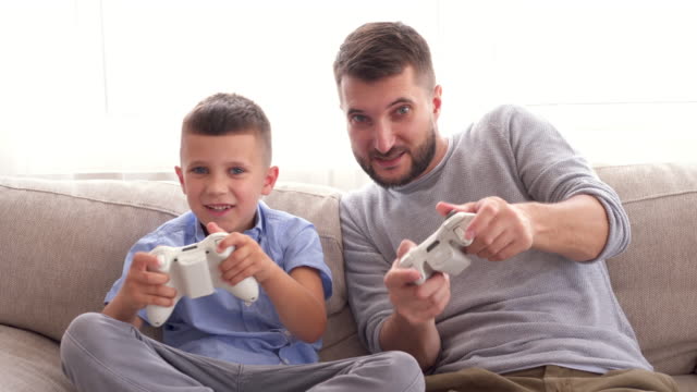 Padre-con-hijo-regocíjate-en-victoria-en-videojuego