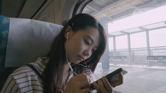 Mujer-con-smartphone-en-tren
