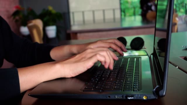 Mano-de-mujer-con-ordenador-portátil.