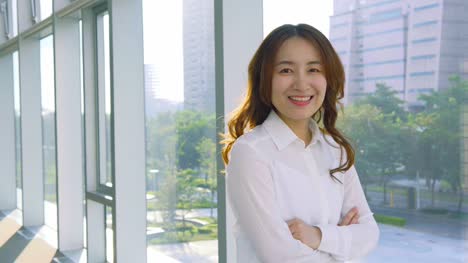 Empresaria-muy-asiática-trabajando