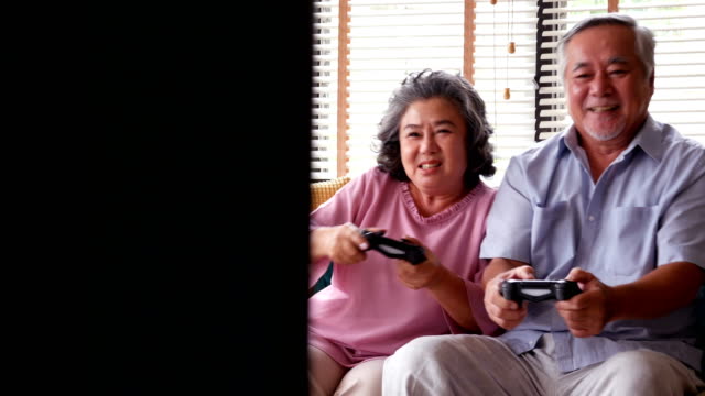 Senior-hombre-y-mujer-jugando-juego-juntos-en-casa-con-emoción-feliz.-Gente-feliz,-estilo-de-vida,-concepto-de-entretenimiento.-resolución-de-4-k.