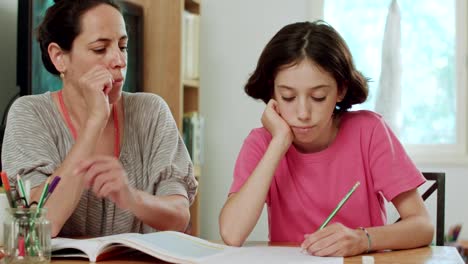 Mutter-hilft-ihre-Teenager-Tochter,-ihre-Hausaufgaben-zu-machen