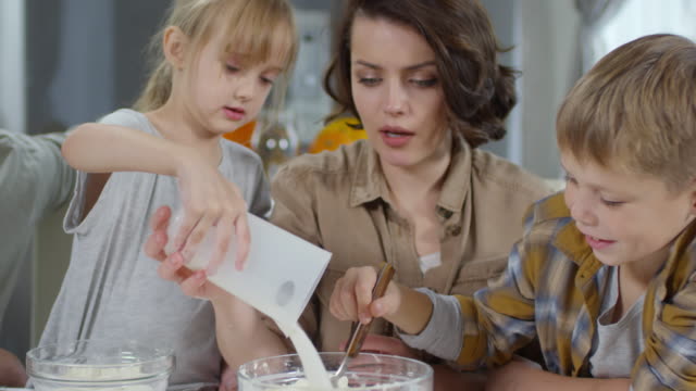 Niños-cocinando-pastel-con-mamá