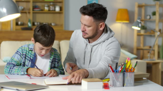 Vater-und-Kind-Hausaufgaben